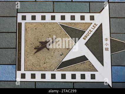 Tsim Sha Tsui, Hong Kong - 19 juillet 2009 : Bruce Lee Memorial sur l'avenue des étoiles. Plaque honorant la star du film Kung Fu, sur le trottoir. Banque D'Images