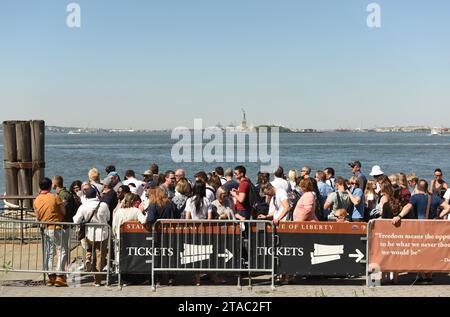 New York, USA - 24 mai 2018 : personnes attendant le ferry de Statue Cruises pour visiter la Statue de la liberté et Ellis Island. Banque D'Images