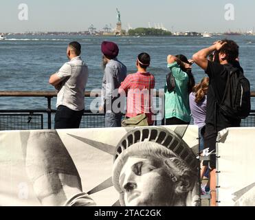 New York, USA - 24 mai 2018 : personnes attendant le ferry de Statue Cruises pour visiter la Statue de la liberté et Ellis Island. Banque D'Images