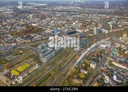 Luftbild, Neubaugebiet Dellviertel am Hauptbahnhof Hbf Großbaustelle mit Neubau Gleishalle und Bahnhofsvorplatz Ost, City Innenstadtansicht mit Blick zum Innenhafen und Duisburger Hafen, gelbes Zirkus Zelt Flic Flac, umgeben von herbstlichen Laubbäumen, Dellviertel, Dellviertel, Dudrhein, Westbiger, Westphalto, Westbien Deutschland ACHTUNGxMINDESTHONORARx60xEURO *** vue aérienne, nouvelle zone de développement Dellviertel à la gare principale Hbf Grand chantier avec nouveau hall de voie et station avant est, vue du centre-ville avec vue sur le port intérieur et le port de Duisburg, tente de cirque jaune Flic Flac, sur Banque D'Images