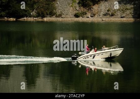 Vue latérale du hors-bord et du réveil sur le lac Perucac - rivière Drina, Bajina Basta, Serbie Banque D'Images