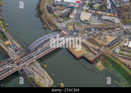 Luftbild, Karl-Lehr-Brücke über den Fluss Ruhr zwischen Kaßlerfeld und Ruhrort, umgeben von herbstlichen Laubbäumen, Ruhrort, Duisburg, Ruhrgebiet, Rhénanie-du-Nord-Westphalie, Deutschland ACHTUNGxMINDESTHONORARx60xEURO *** vue aérienne, pont Karl Lehr sur la Ruhr entre Kaßlerfeld et Ruhrort, entouré de feuillus automnaux, Ruhrort, Duisbourg, Ruhr, Rhénanie du Nord-Westphalie, Allemagne ACHTUNGxMINDESTHONORARx60xEURO crédit : Imago/Alamy Live News Banque D'Images