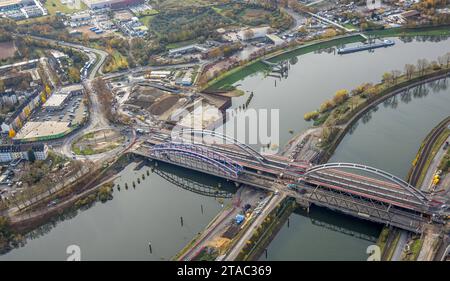 Luftbild, Karl-Lehr-Brücke über den Fluss Ruhr zwischen Kaßlerfeld und Ruhrort, umgeben von herbstlichen Laubbäumen, Ruhrort, Duisburg, Ruhrgebiet, Rhénanie-du-Nord-Westphalie, Deutschland ACHTUNGxMINDESTHONORARx60xEURO *** vue aérienne, pont Karl Lehr sur la Ruhr entre Kaßlerfeld et Ruhrort, entouré de feuillus automnaux, Ruhrort, Duisbourg, Ruhr, Rhénanie du Nord-Westphalie, Allemagne ACHTUNGxMINDESTHONORARx60xEURO crédit : Imago/Alamy Live News Banque D'Images