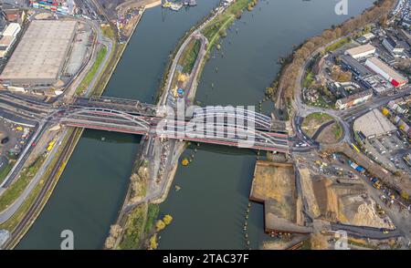 Luftbild, Karl-Lehr-Brücke über den Fluss Ruhr zwischen Kaßlerfeld und Ruhrort, umgeben von herbstlichen Laubbäumen, Ruhrort, Duisburg, Ruhrgebiet, Rhénanie-du-Nord-Westphalie, Deutschland ACHTUNGxMINDESTHONORARx60xEURO *** vue aérienne, pont Karl Lehr sur la Ruhr entre Kaßlerfeld et Ruhrort, entouré de feuillus automnaux, Ruhrort, Duisbourg, Ruhr, Rhénanie du Nord-Westphalie, Allemagne ACHTUNGxMINDESTHONORARx60xEURO crédit : Imago/Alamy Live News Banque D'Images