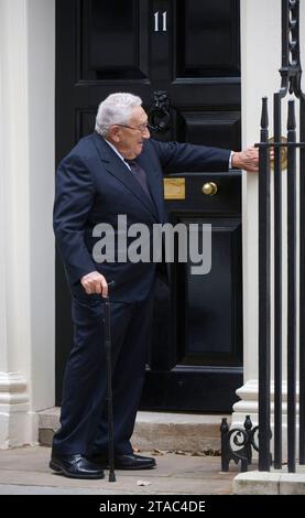 Photo montre : le Dr Henry Kissinger arrive au numéro 11 Downing Street, la maison du chancelier de l'Échiquier George Osborne en octobre 2010 pic g Banque D'Images