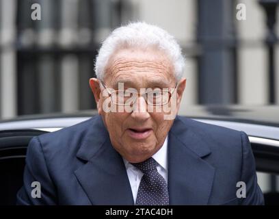 Photo montre : le Dr Henry Kissinger arrive au numéro 11 Downing Street, la maison du chancelier de l'Échiquier George Osborne en octobre 2010 pic g Banque D'Images