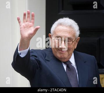 Photo montre : le Dr Henry Kissinger arrive au numéro 11 Downing Street, la maison du chancelier de l'Échiquier George Osborne en octobre 2010 pic g Banque D'Images