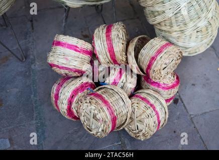 panier traditionnel en bambou gardé pour la vente sur le festival à l'extérieur de l'angle plat Banque D'Images