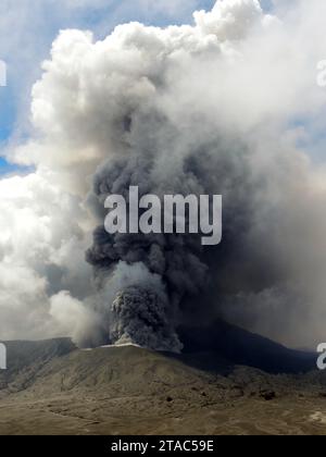 Mt. Le volcan Bromo entre activement en éruption dans l’est de Java, en Indonésie Banque D'Images