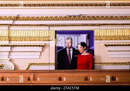 Prague, République tchèque. 30 novembre 2023. La Présidente de la Chambre des députés Marketa Pekarova Adamova (EN HAUT 09), à droite, et le Président du Parlement slovaque Peter Pellegrini (Hlas-SD) arrivent à la tribune de la Chambre des députés lors de sa visite de travail en Tchéquie, Prague, le 30 novembre 2023. Crédit : Roman Vondrous/CTK photo/Alamy Live News Banque D'Images