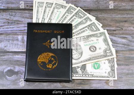 Livre de passeport noir avec un avion et la terre du globe sur sa couverture, concept de voyage et de tourisme, livre de passeport universel, américain USD États-Unis de Banque D'Images