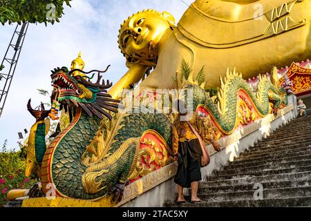 Touristin vor der riesigen liegenden Bouddha Statue des buddhistischen Tempel Wat Mokkanlan in Chom Thong, Thailand, Asien | Tourist standing in FR Banque D'Images