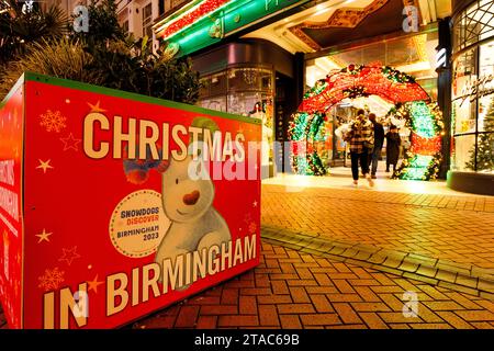 La vue le long de New Street pendant Birmingham Frankfurt Christmas Market. Le plus grand marché de Noël allemand authentique en dehors de l'Allemagne ou de l'Autriche. Cette année, la fontaine emblématique du centre-ville « Floozie dans le jacuzzi » baignée de lumière rouge et verte rejoint d'autres attractions accueillant des milliers de visiteurs du monde entier. Plus de 100 stands bordaient les rues principales du centre-ville et le marché sera ouvert jusqu'à la veille de Noël. Le marché de Noël de Francfort de Birmingham propose une large gamme de produits traditionnels et de cadeaux ainsi qu'une sélection de plats et de boissons alléchants. Banque D'Images