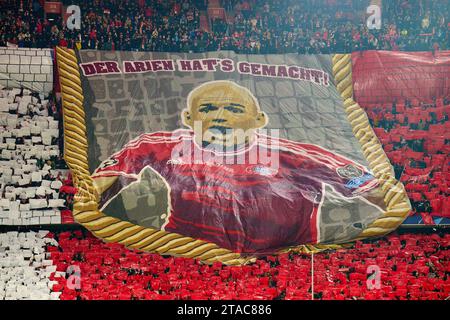 Fans du FCB avec choréo, Arjen Robben dans le match de la phase de groupes FC BAYERN MUENCHEN - FC COPENHAGUE 0-0 de football UEFA Champions League dans la saison 2023/2024 à Munich, le 29 novembre 2023. Gruppenphase, Kopenhagen, FCB, München © Peter Schatz / Alamy Live News Banque D'Images