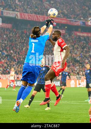 Dayot Upamecano , FCB 2 en compétition pour le ballon, attaquer, duel, header, zweikampf, action, lutte contre Kamil Grabara, Kopenhagen Nr. 1 dans le match de la phase de groupes FC BAYERN MUENCHEN - FC COPENHAGUE 0-0 de football UEFA Champions League dans la saison 2023/2024 à Munich, le 29 novembre 2023. Gruppenphase, Kopenhagen, FCB, München © Peter Schatz / Alamy Live News Banque D'Images