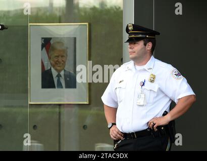New York, États-Unis - 26 mai 2018 : Garde et portrait de Donald Trump dans la Mission des États-Unis auprès des Nations Unies à New York. Banque D'Images