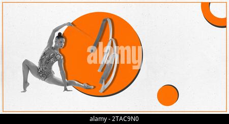Art contemporain, collage. Fille flexible, en maillot de bain élégant exécutant avec ruban en filtre noir et blanc sur fond blanc avec orange Banque D'Images