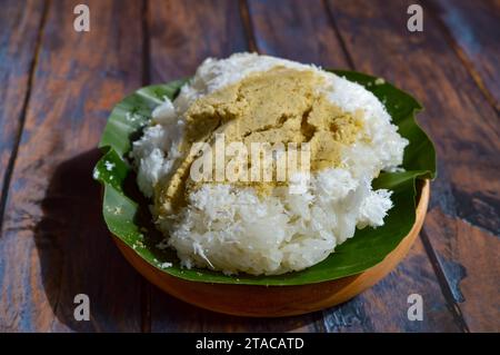 Poudre de riz gluant sur une plaque de bois. Banque D'Images