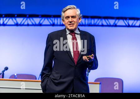 Édimbourg, Royaume-Uni. 30 novembre, 2023 photo : l'ancien Premier ministre, très honorable Gordon Brown, prononce le discours d'ouverture de la conférence qui expose notre plan pour l'Écosse. Le groupe de réflexion, notre avenir écossais, mis en place par l'ancien Premier ministre Gordon Brown, organise une conférence intitulée Better Jobs, Better Skills, Better Pay à l'EICC à Édimbourg. Crédit : Rich Dyson/Alamy Live News Banque D'Images