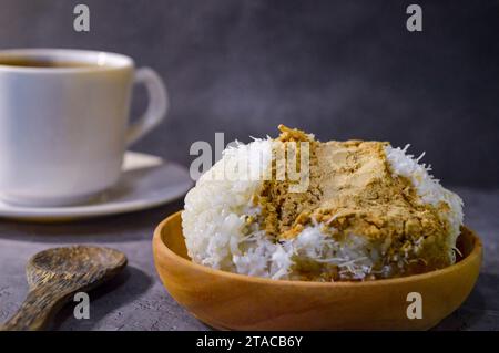 Poudre de riz gluant sur une plaque de bois. Banque D'Images