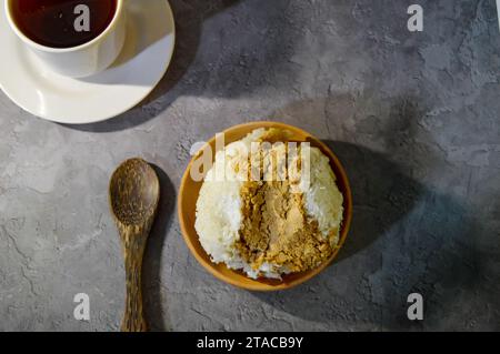 Poudre de riz gluant sur une plaque de bois. Banque D'Images