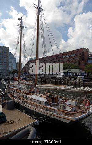 Vue depuis l'aquarium de Nouvelle-Angleterre du Liberty Star amarré au Central Wharf, Boston Banque D'Images