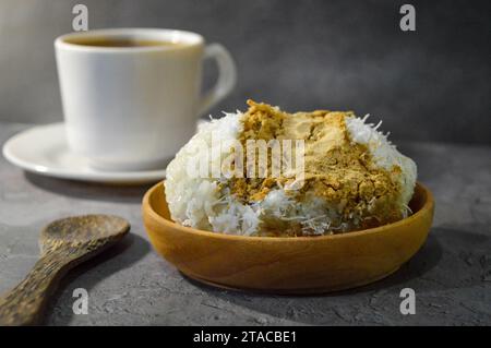 Poudre de riz gluant sur une plaque de bois. Banque D'Images