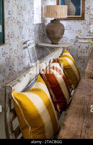 Banquette et lampe d'origine locale avec papier peint « Pumpkin » par Eloise Home. Maison de style art et artisanat des années 1930. Hove, East Sussex, Royaume-Uni. Banque D'Images
