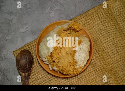 Poudre de riz gluant sur une plaque de bois. Banque D'Images