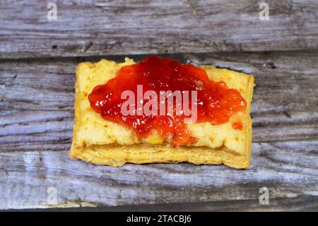 mille-feuille, millefeuille, Napoléon, vanille et tranche de crème garnie et recouverte de confiture de fraises, dessert français composé de pâte feuilletée superposée Banque D'Images