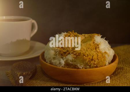 Poudre de riz gluant sur une plaque de bois. Banque D'Images