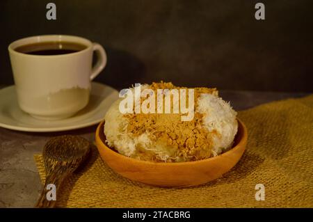 Poudre de riz gluant sur une plaque de bois. Banque D'Images