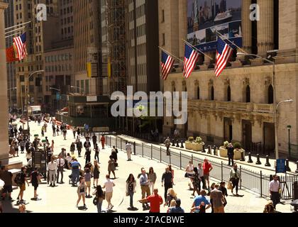 New York, USA - 24 mai 2018 : foule de touristes près de la Bourse de New York. Banque D'Images