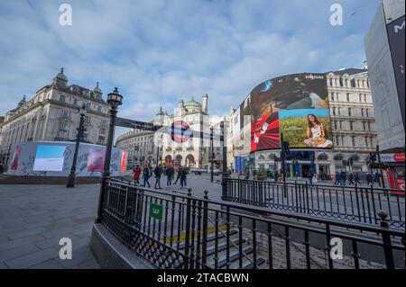 Piccadilly Circus, Londres, Royaume-Uni. 30 novembre 2023. Températures glaciales à Londres et en banlieue avec possibilité de neige dans les prochains jours. Crédit : Malcolm Park/Alamy Live News Banque D'Images