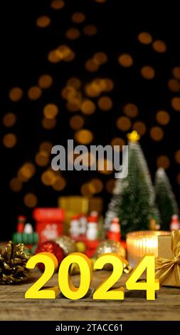 Décorations de Noël décoration sur la table en bois avec le numéro d'or 2024 pour la fête du nouvel an pendant les salutations de la saison Joyeux Noël Banque D'Images