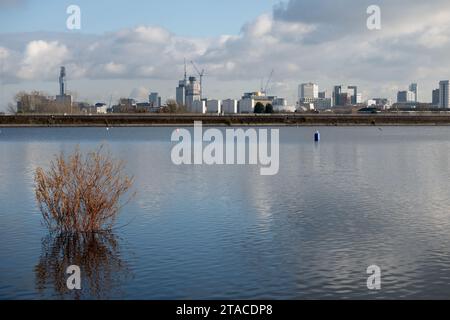 Centre-ville de Birmingham vu depuis le réservoir Edgbaston, West Midlands, Angleterre, Royaume-Uni Banque D'Images