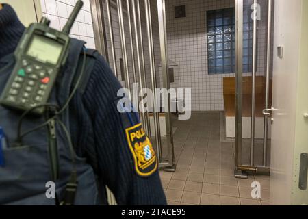 Munich, Allemagne. 22 novembre 2023. Un policier se tient devant une cellule de prison au poste de police 11 dans le centre-ville. Crédit : Peter Kneffel/dpa/Alamy Live News Banque D'Images