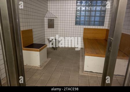 Munich, Allemagne. 22 novembre 2023. Vue dans une cellule de prison au poste de police 11 dans le centre-ville. Crédit : Peter Kneffel/dpa/Alamy Live News Banque D'Images