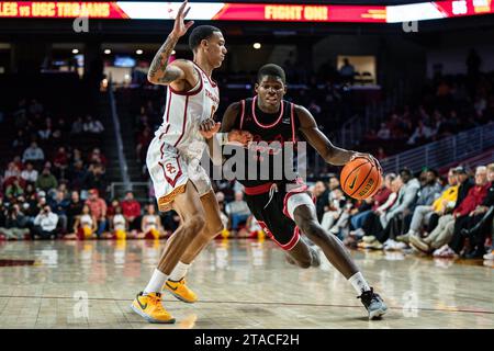 L’attaquant des Eagles de l’est de Washington Cedric Coward (0) est défendu par le garde des chevaux de Troie de l’USC Kobe Johnson (0) lors d’un match de basketball masculin de la NCAA, mercredi, Banque D'Images