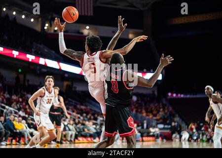 Les chevaux de Troie de l’USC gardent Boogie Ellis (5) et l’attaquant des Eagles de l’est de Washington Cedric Coward (0) se battent pour la possession lors d’un match de basketball masculin de la NCAA, W Banque D'Images