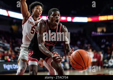 L’attaquant des Eagles de l’est de Washington Cedric Coward (0) réagit après avoir perdu possession contre le garde des chevaux de Troie de l’USC Boogie Ellis (5) lors d’un bassin masculin de la NCAA Banque D'Images