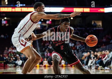 L’attaquant des Eagles de l’est de Washington Cedric Coward (0) est défendu par le garde des chevaux de Troie de l’USC Kobe Johnson (0) lors d’un match de basketball masculin de la NCAA, mercredi, Banque D'Images