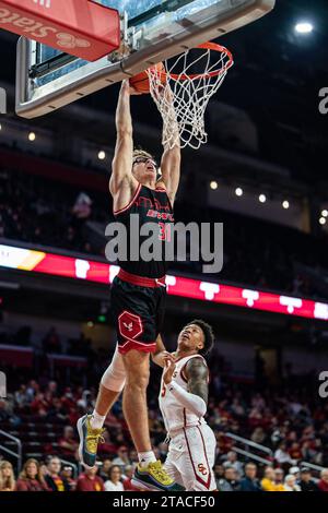 L’attaquant des Eagles de l’est de Washington Casey Jones (31) dunks lors d’un match de basketball masculin de la NCAA contre les chevaux de Troie de l’USC, mercredi 29 novembre 2023, AT Banque D'Images