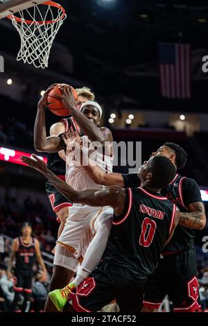 L’attaquant des chevaux de Troie de l’USC Vincent Iwuchukwu (3) s’empare d’un rebond contre l’attaquant des Eagles de l’est de Washington Cedric Coward (0) lors d’un g de basketball masculin de la NCAA Banque D'Images