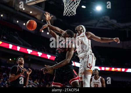 L’attaquant des Eagles de l’est de Washington Cedric Coward (0) a un tir bloqué par l’attaquant des chevaux de Troie de l’USC Vincent Iwuchukwu (3) lors d’un gam de basketball masculin de la NCAA Banque D'Images