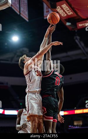 L’attaquant des chevaux de Troie de l’USC Harrison Hornery (30) bloque un tir de l’attaquant des Eagles de l’est de Washington Cedric Coward (0) lors d’un match de basketball masculin de la NCAA, WE Banque D'Images