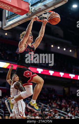 L’attaquant des Eagles de l’est de Washington Casey Jones (31) dunks lors d’un match de basketball masculin de la NCAA contre les chevaux de Troie de l’USC, mercredi 29 novembre 2023, AT Banque D'Images