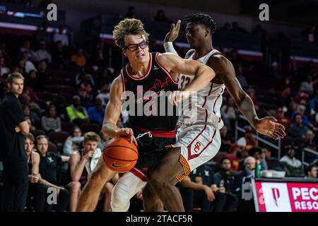 L’attaquant des Eagles de l’est de Washington Casey Jones (31) est fauché par l’attaquant des chevaux de Troie de l’USC Kijani Wright (33) lors d’un match de basketball masculin de la NCAA, mercredi, Banque D'Images