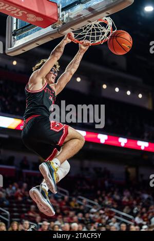 L’attaquant des Eagles de l’est de Washington Casey Jones (31) dunks lors d’un match de basketball masculin de la NCAA contre les chevaux de Troie de l’USC, mercredi 29 novembre 2023, AT Banque D'Images