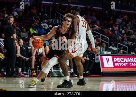 L’attaquant des Eagles de l’est de Washington Casey Jones (31) est fauché par l’attaquant des chevaux de Troie de l’USC Kijani Wright (33) lors d’un match de basketball masculin de la NCAA, mercredi, Banque D'Images